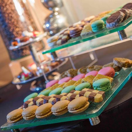 Presidente Intercontinental Mexico City By Ihg Екстер'єр фото A selection of petits fours