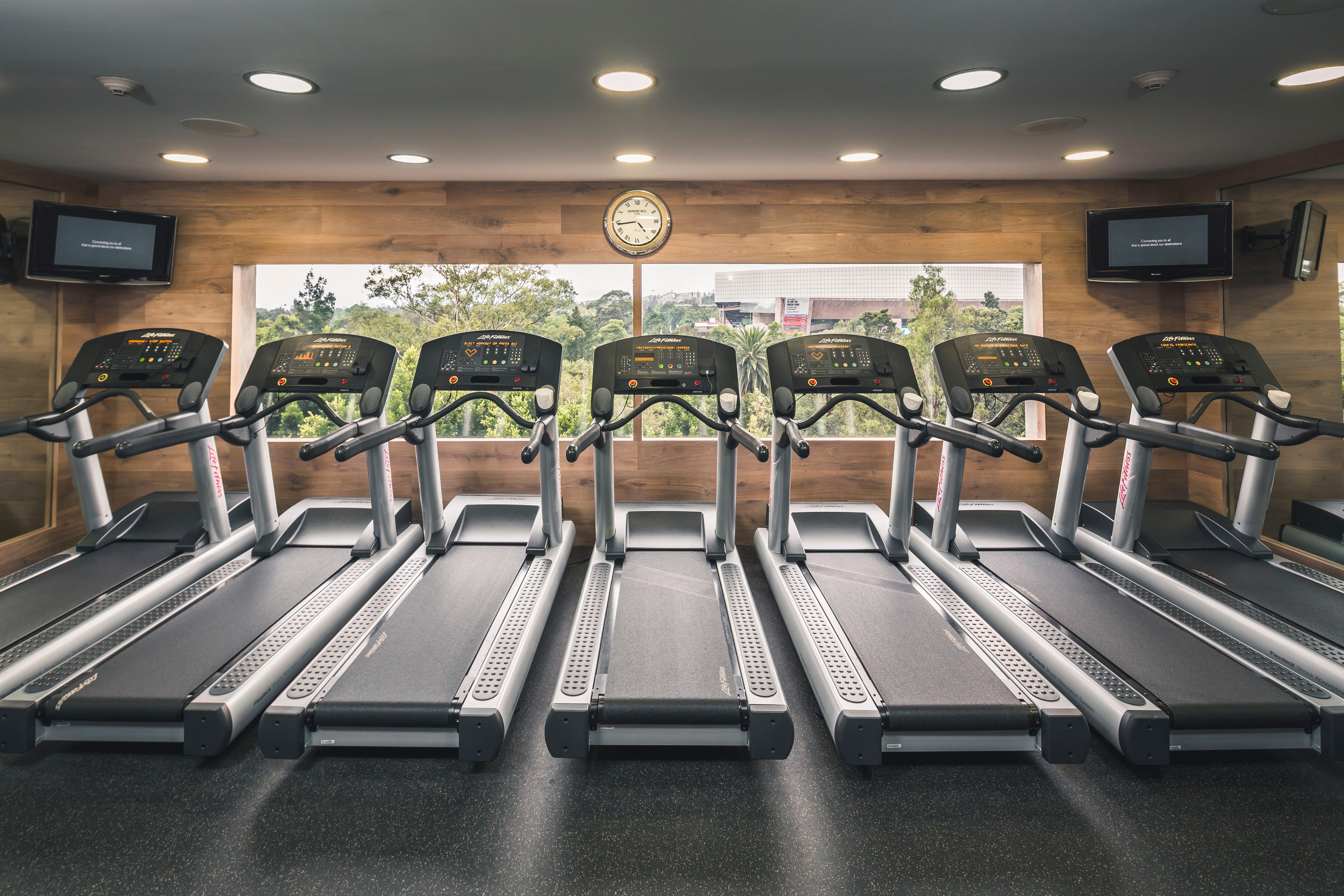 Presidente Intercontinental Mexico City By Ihg Екстер'єр фото Treadmills in a gym